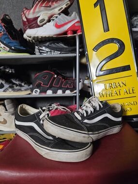 🔥 Classic Black Vans Men's Size 11 Old Skool Sneakers with White Stripe